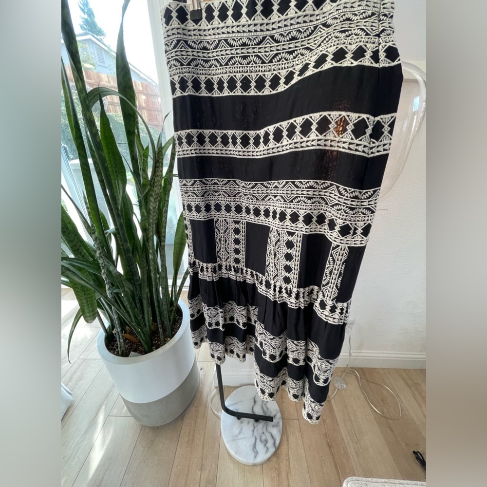 Zara cotton blend lined skirt with white detail zipper closure. Ankle length.